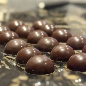 Bonbons en chocolat au cœur praliné 🍫